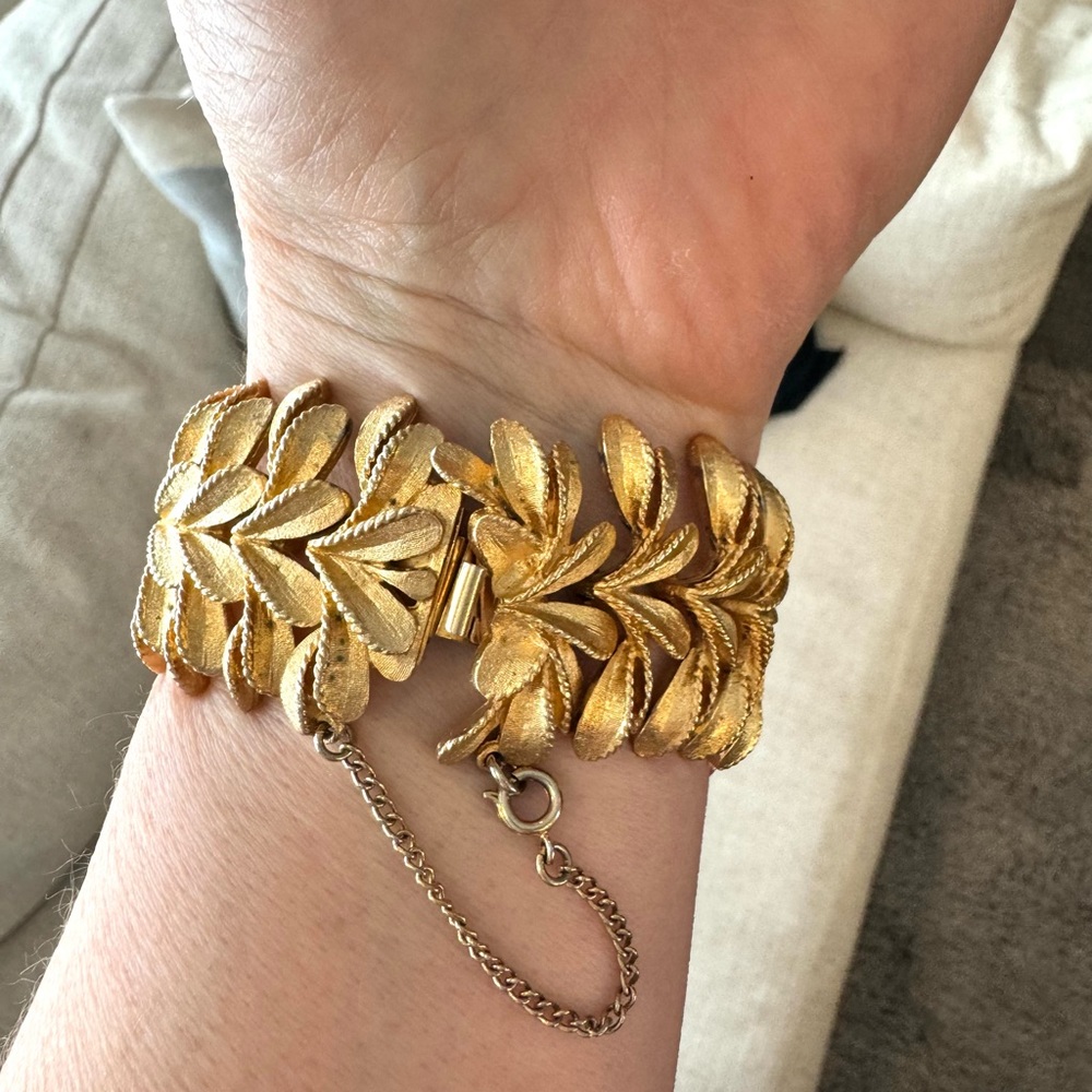 Vintage Gold Leaf Petals Clasp Bracelet - Picture 9 of 9
